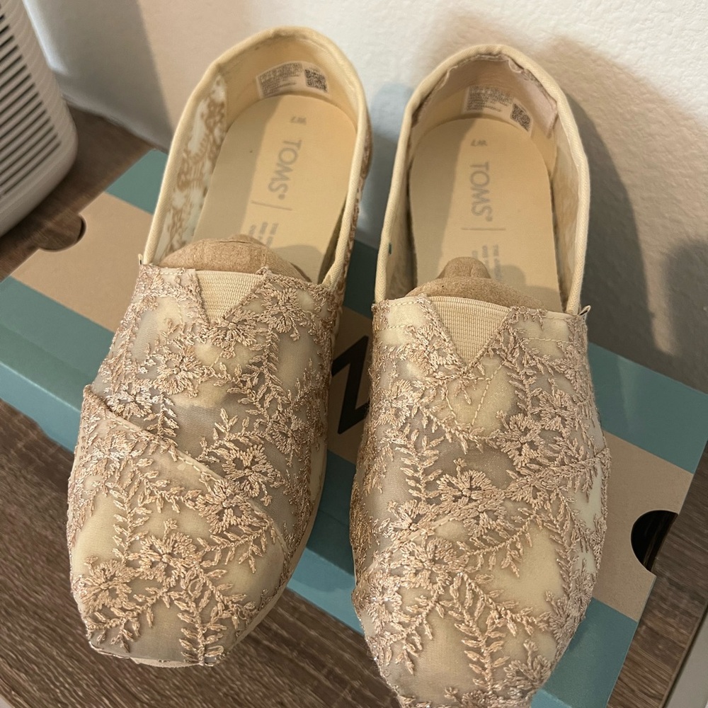 TOMS Women's Metallic Floral Lace Flats